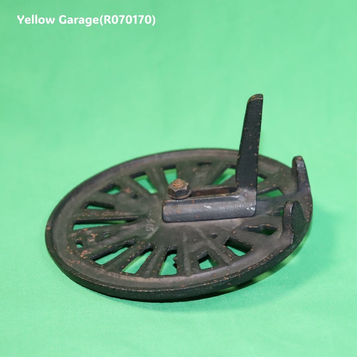 19世紀末から20世紀初頭のヨーロッパで使用されていたと考えられる鋳鉄製の暖炉アクセサリー＿足右上