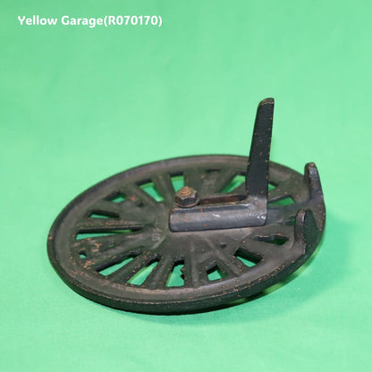 19世紀末から20世紀初頭のヨーロッパで使用されていたと考えられる鋳鉄製の暖炉アクセサリー＿足右上