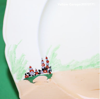 ヨーロッパで作られた陶器製プレートと金属脚を組み合わせたアンティークのケーキスタンド＿花アップ