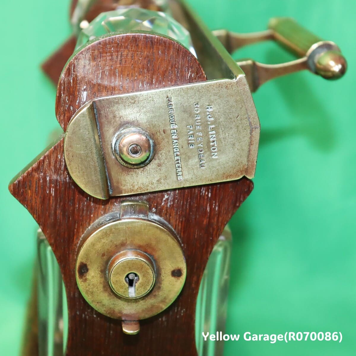 ロック付きアンティークデキャンタ・キャディ・ロックはすす