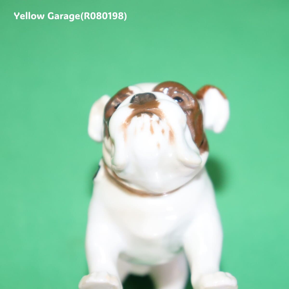 精緻な手仕事で仕上げられた陶器製ブルドッグのアンティークフィギュリン_正面下アップ