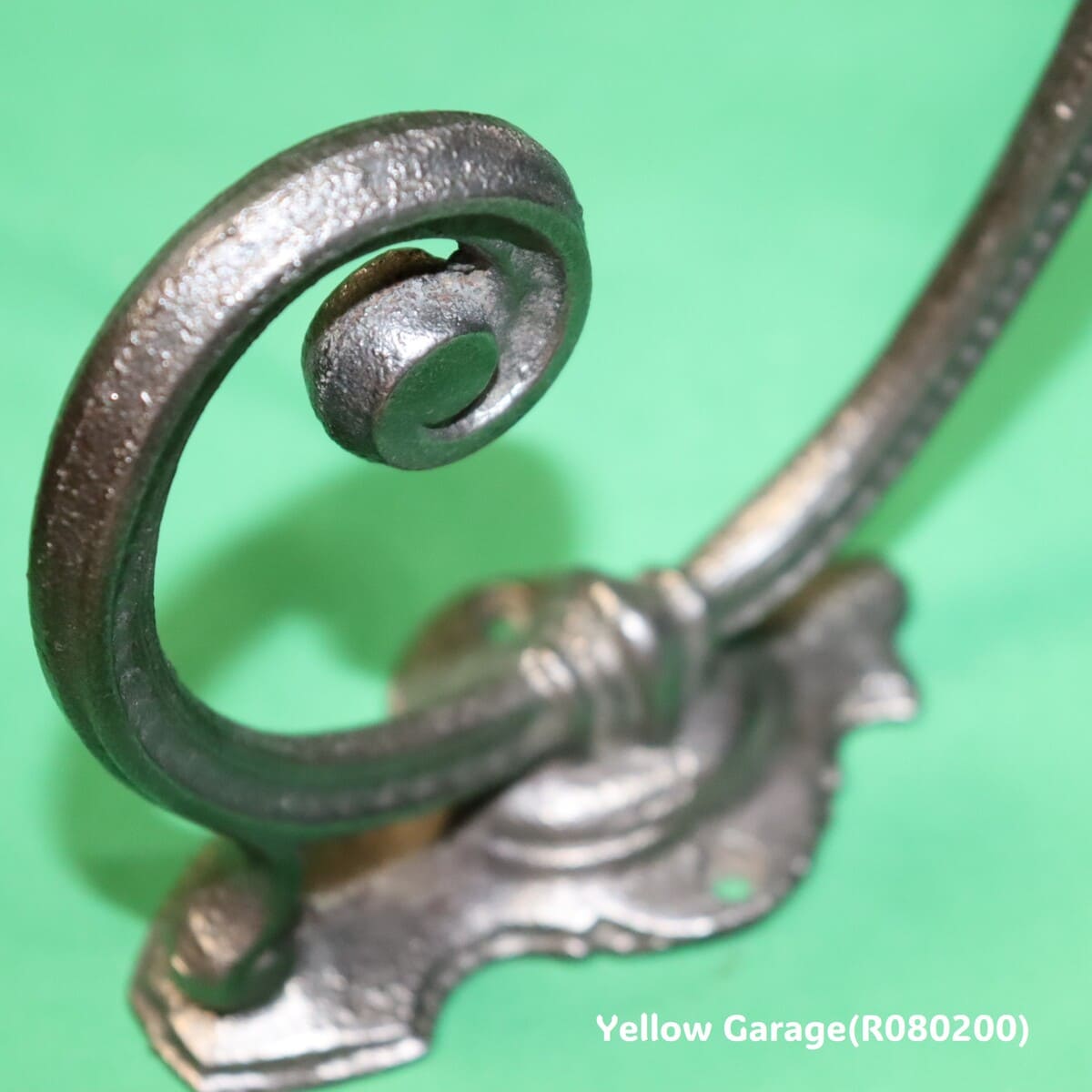 19世紀末から20世紀初頭にかけてヨーロッパの家庭玄関で実際に使われていたアンティークの壁付けフック_コート部超アップ