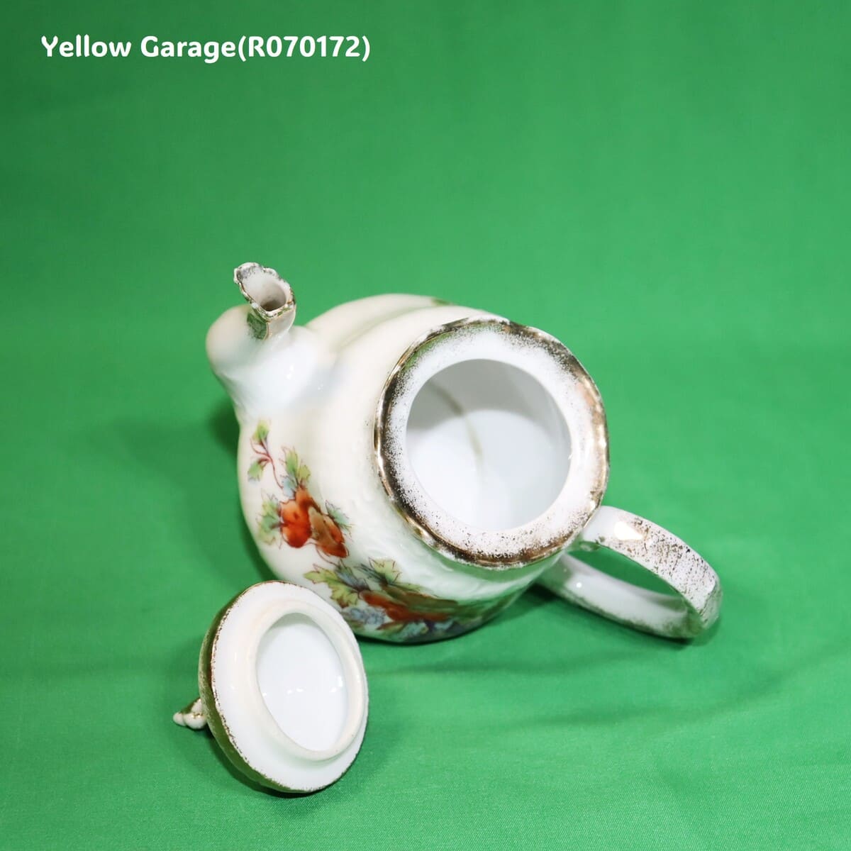 小振りなサイズが特徴のアンティーク・ティーセット＿ポットの中