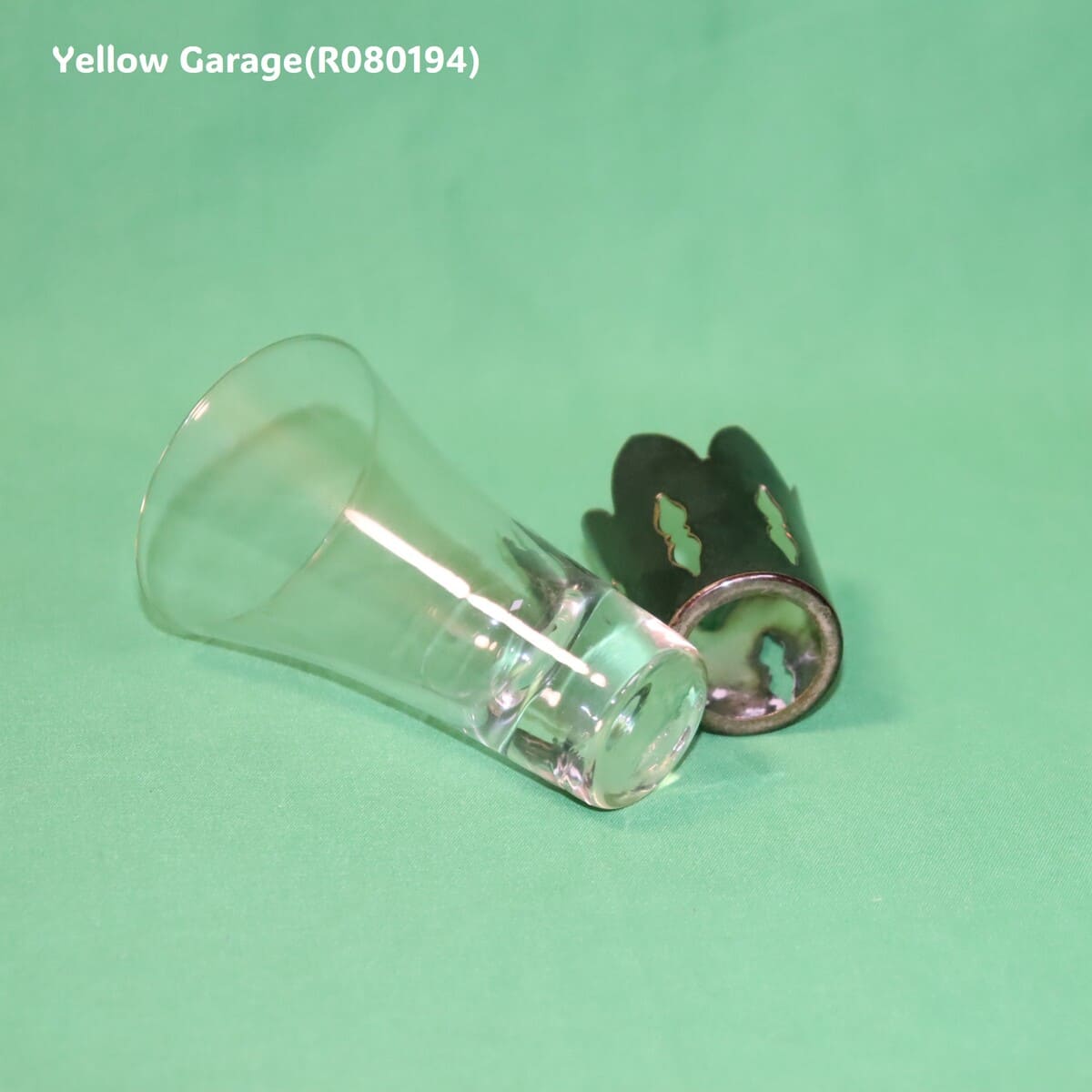 透明感のあるガラスにシルバー調の袴（はかま）を合わせた趣深いアンティークグラス4個セット_グラス・袴上口