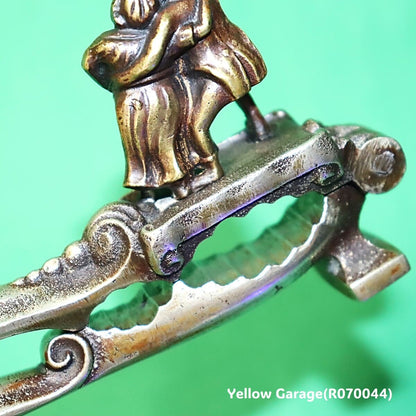 アンティーク 真鍮製ナッツクラッカー／抱擁する男女モチーフ