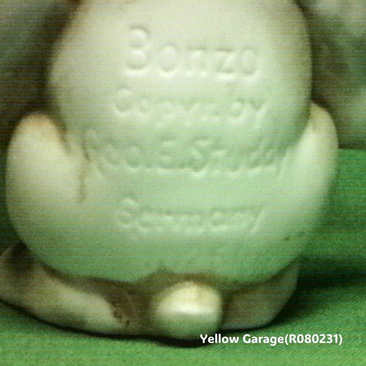 1920年代イギリスの人気漫画家 George E. Studdy によって生み出されたキャラクター「BONZO（ボンゾ）」の陶器フィギュアです_背中文字顕微鏡