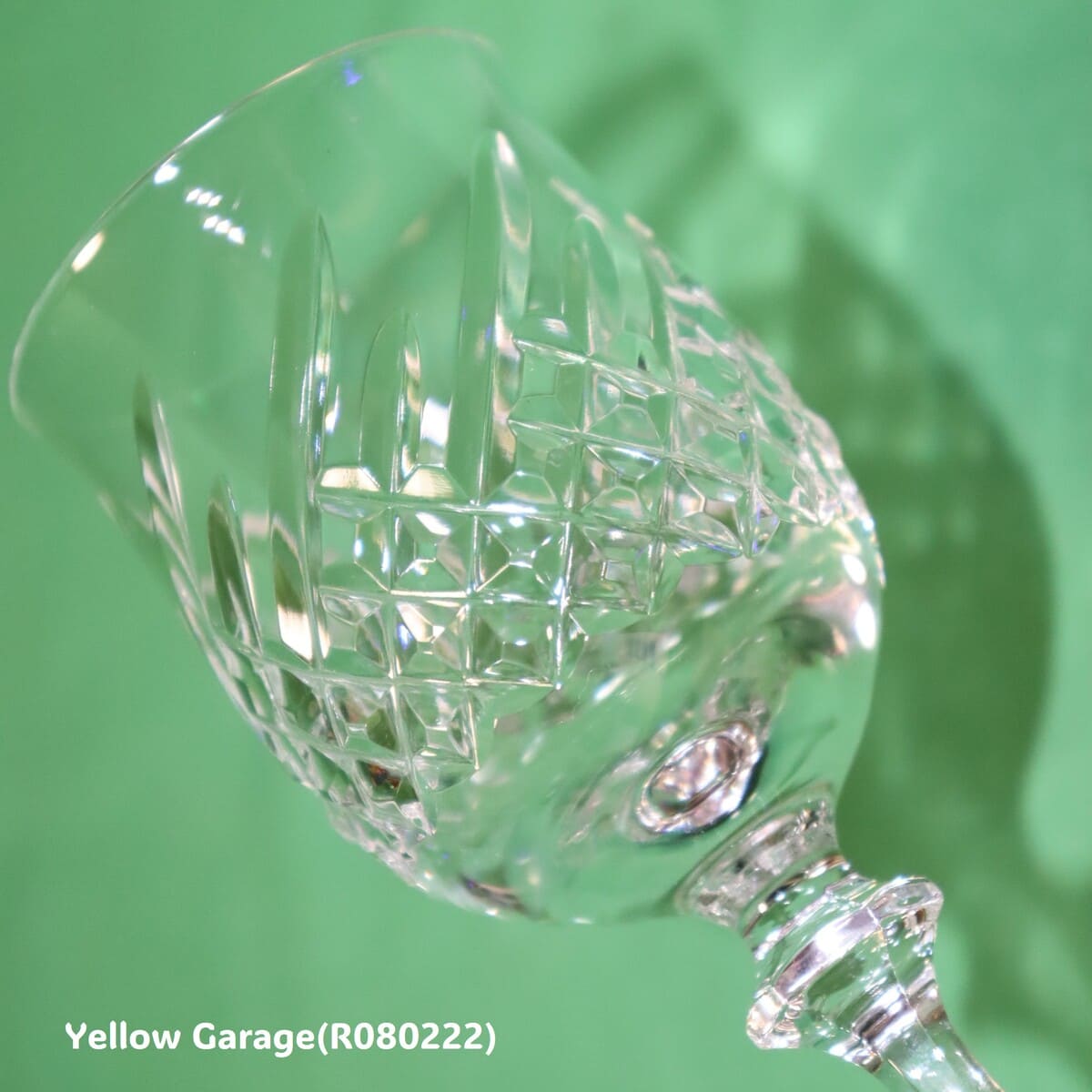 美しいカットが施されたアンティークのクリスタルワイングラス＿アップ左上下から