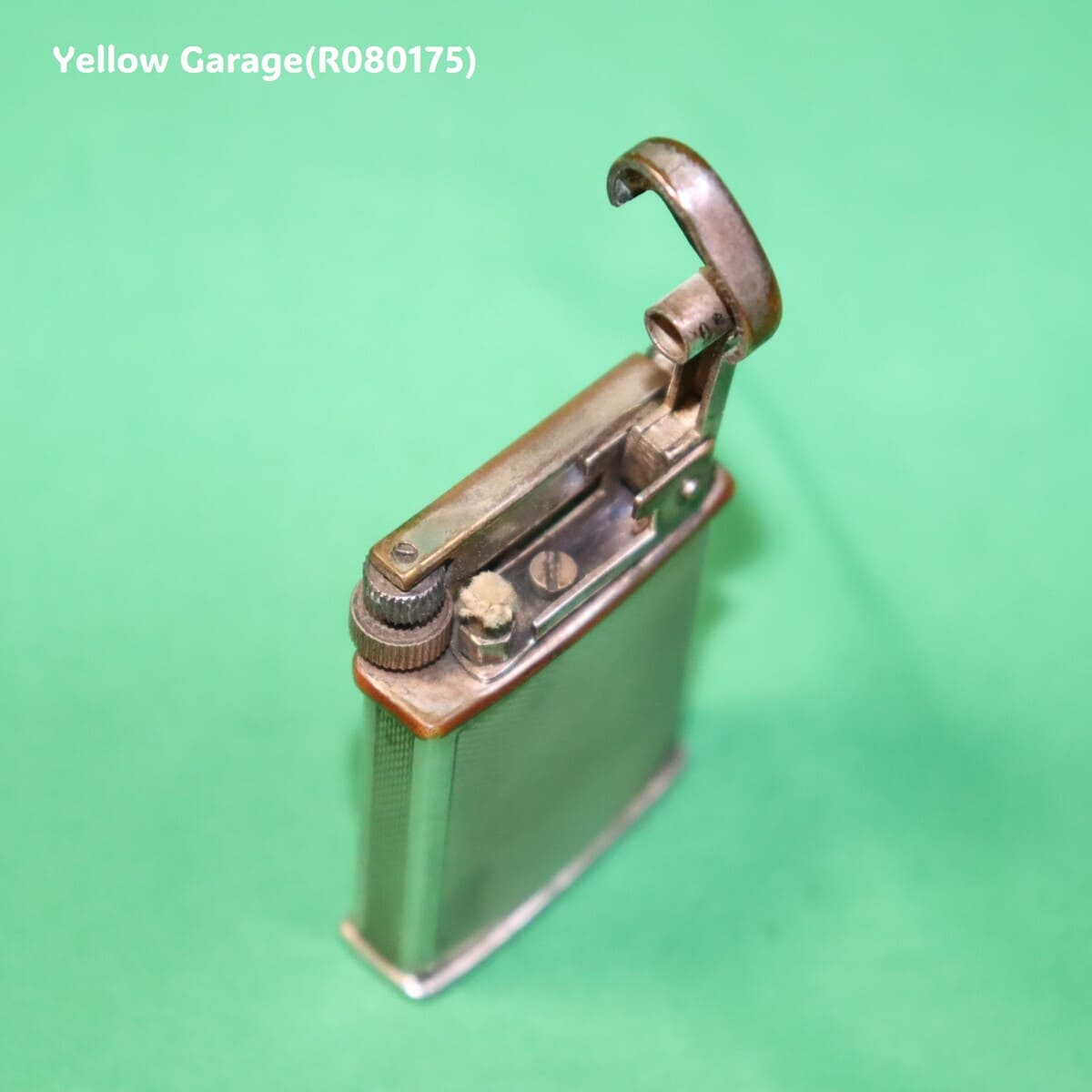 イギリス製のビンテージオイルライター＿斜め左上開き