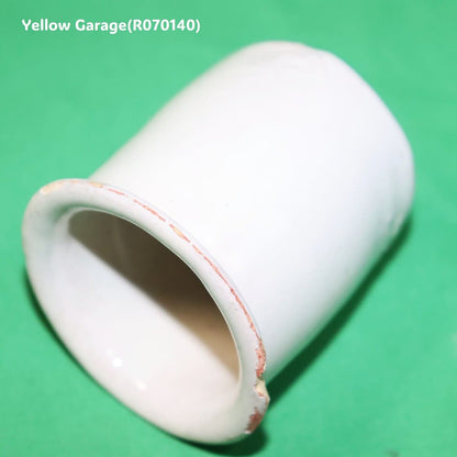 この小さな白釉の陶器容器は、手づくりならではの柔らかなゆらぎと経年による風合いが魅力のアンティークアイテムです_口左下大