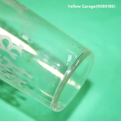 側面に “DEAR MOTHER”反対側に “LIZZIE” の文字がエッチングされたアンティークグラス_底超アップ