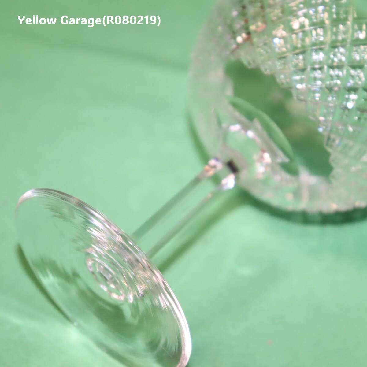 エドワーディアン様式（20世紀初頭）の影響を色濃く感じさせるアンティークのカットガラス製シャンパンクープ（ソーサー型グラス）＿アップ右上底