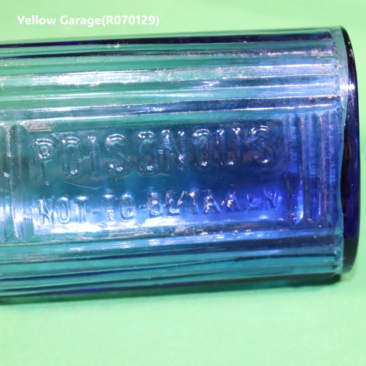 「毒薬（POISONOUS）」を示すアンティークの薬瓶＿文字アップ