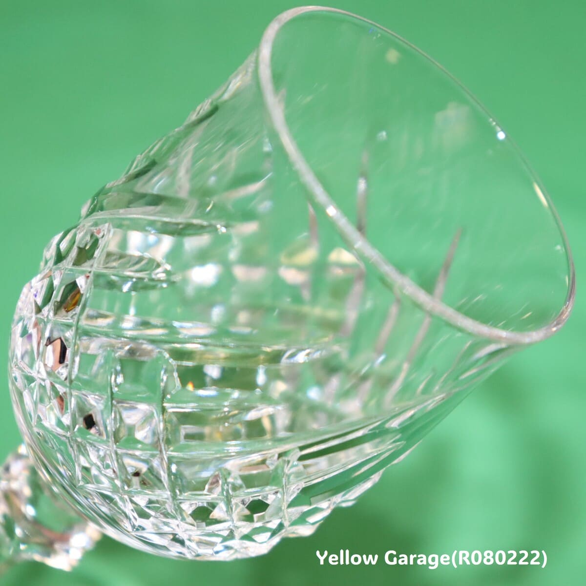 美しいカットが施されたアンティークのクリスタルワイングラス＿アップ右上