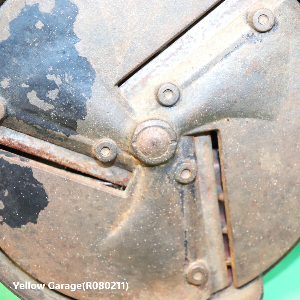 鋳鉄製の重厚な本体に手廻しハンドルとテーブル固定用クランプを備えたアンティークのグリーンビーンカッター（野菜裁断機）＿裏アップ