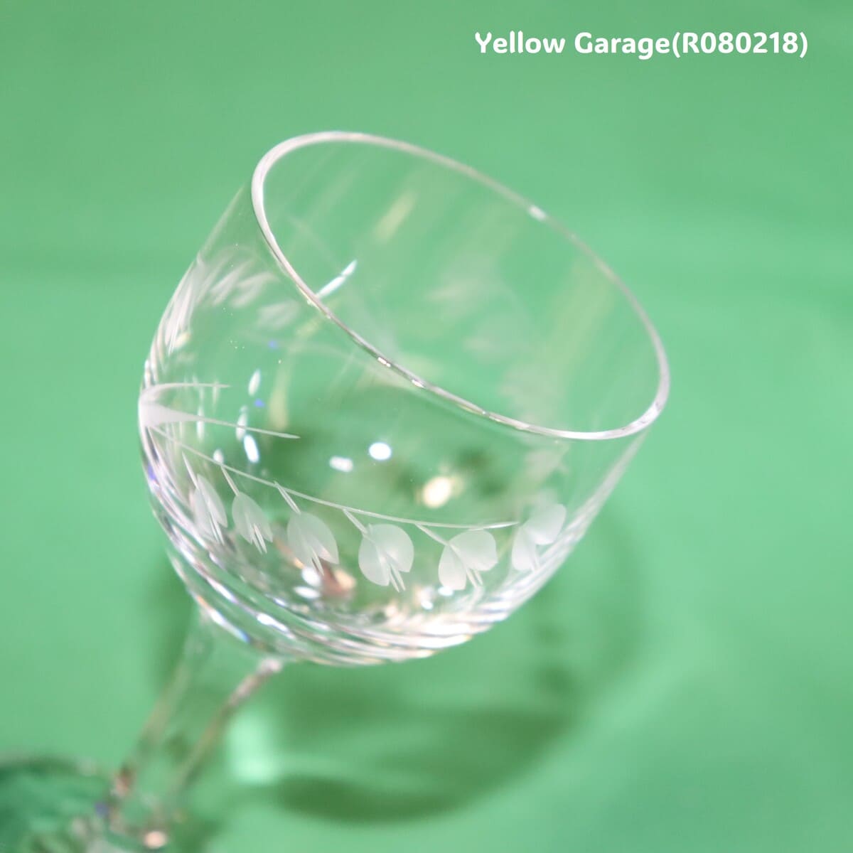 繊細なスズランと葉の文様がエッチングで施された脚付きの小さなグラス2客セット＿アップ口右上