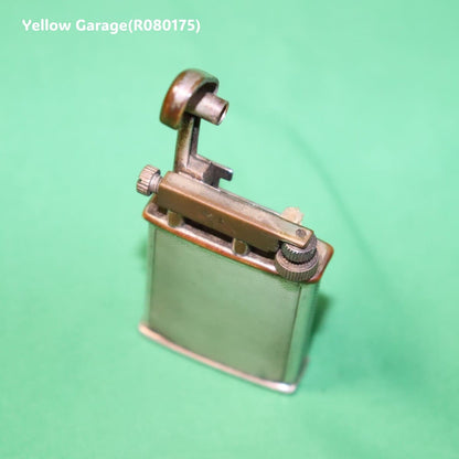 イギリス製のビンテージオイルライター＿斜め左蓋開き