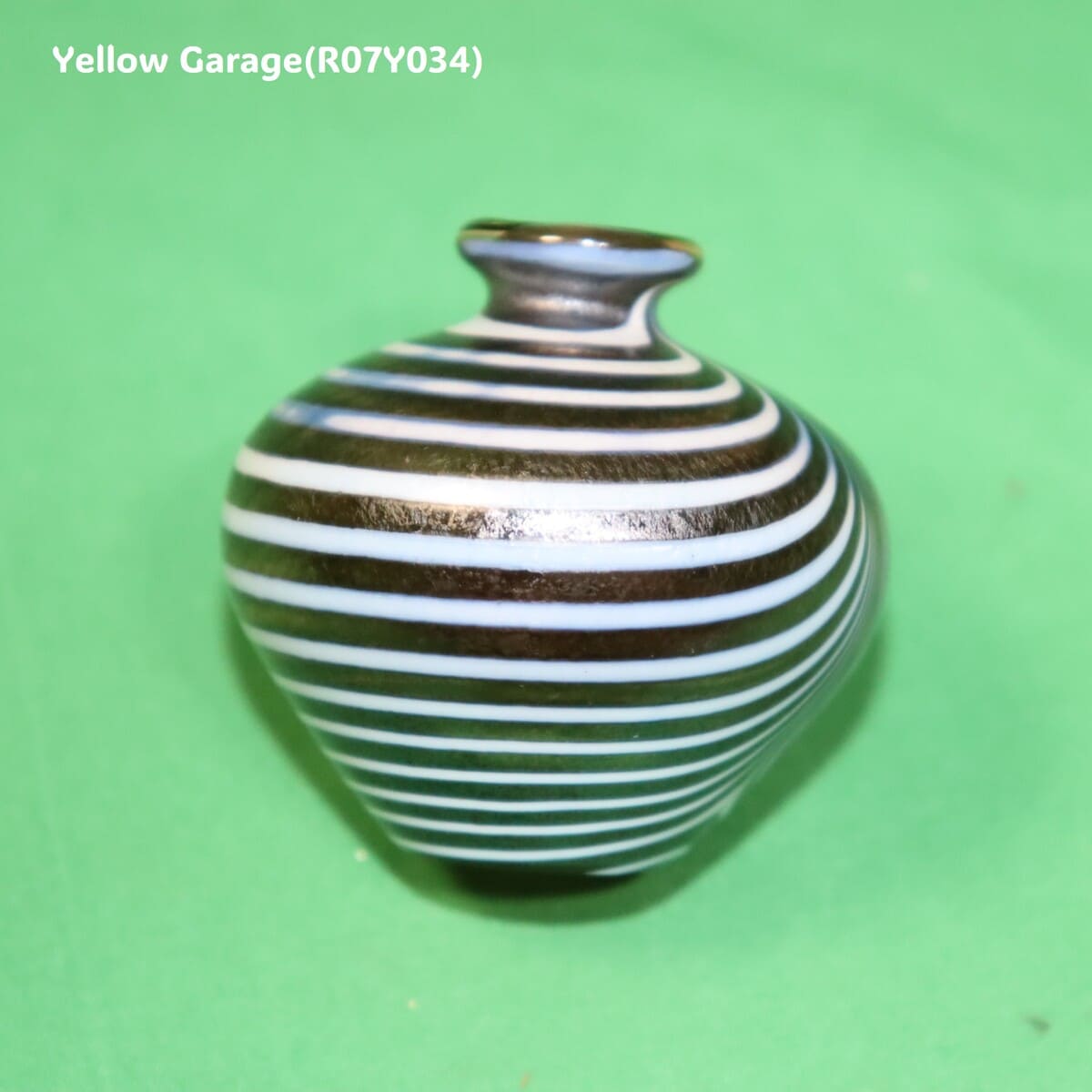 KOSTA BODA コスタボダ アートガラス ミニベース “Brown &amp; White Flow” 6cm正面