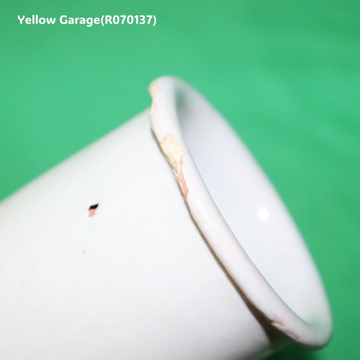 少量の薬品や軟膏の調合液体の計量に使われていたビーカー型の陶器容器‗口右上アップ