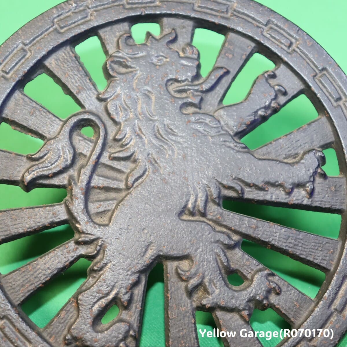 19世紀末から20世紀初頭のヨーロッパで使用されていたと考えられる鋳鉄製の暖炉アクセサリー＿獅子アップ