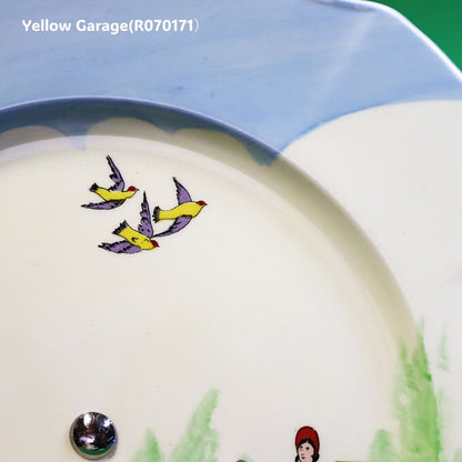 ヨーロッパで作られた陶器製プレートと金属脚を組み合わせたアンティークのケーキスタンド＿鳥アップ