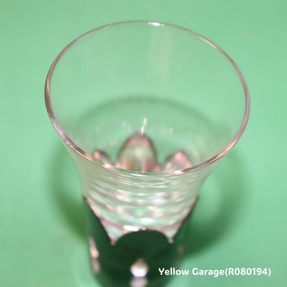 透明感のあるガラスにシルバー調の袴（はかま）を合わせた趣深いアンティークグラス4個セット_口アップ