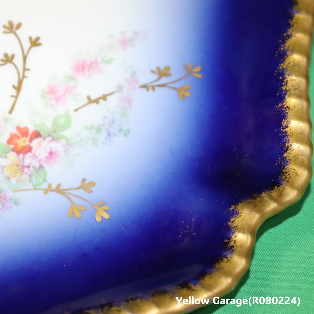 19世紀末〜20世紀初頭に製造されたフランス・リモージュのアンティークティーセット_トレイ特徴のある角拡大