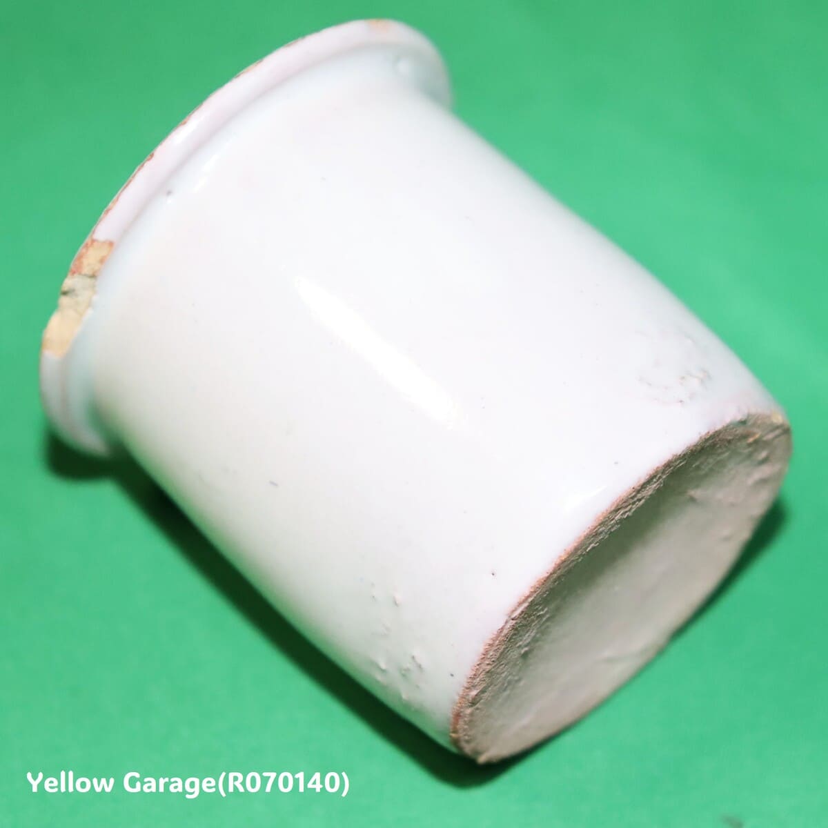 この小さな白釉の陶器容器は、手づくりならではの柔らかなゆらぎと経年による風合いが魅力のアンティークアイテムです_底右下大