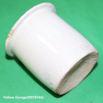 この小さな白釉の陶器容器は、手づくりならではの柔らかなゆらぎと経年による風合いが魅力のアンティークアイテムです_底右下大