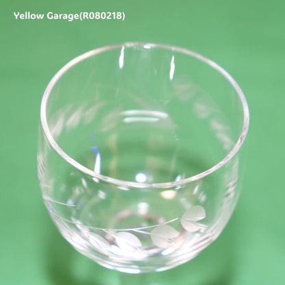 繊細なスズランと葉の文様がエッチングで施された脚付きの小さなグラス2客セット＿超アップ口