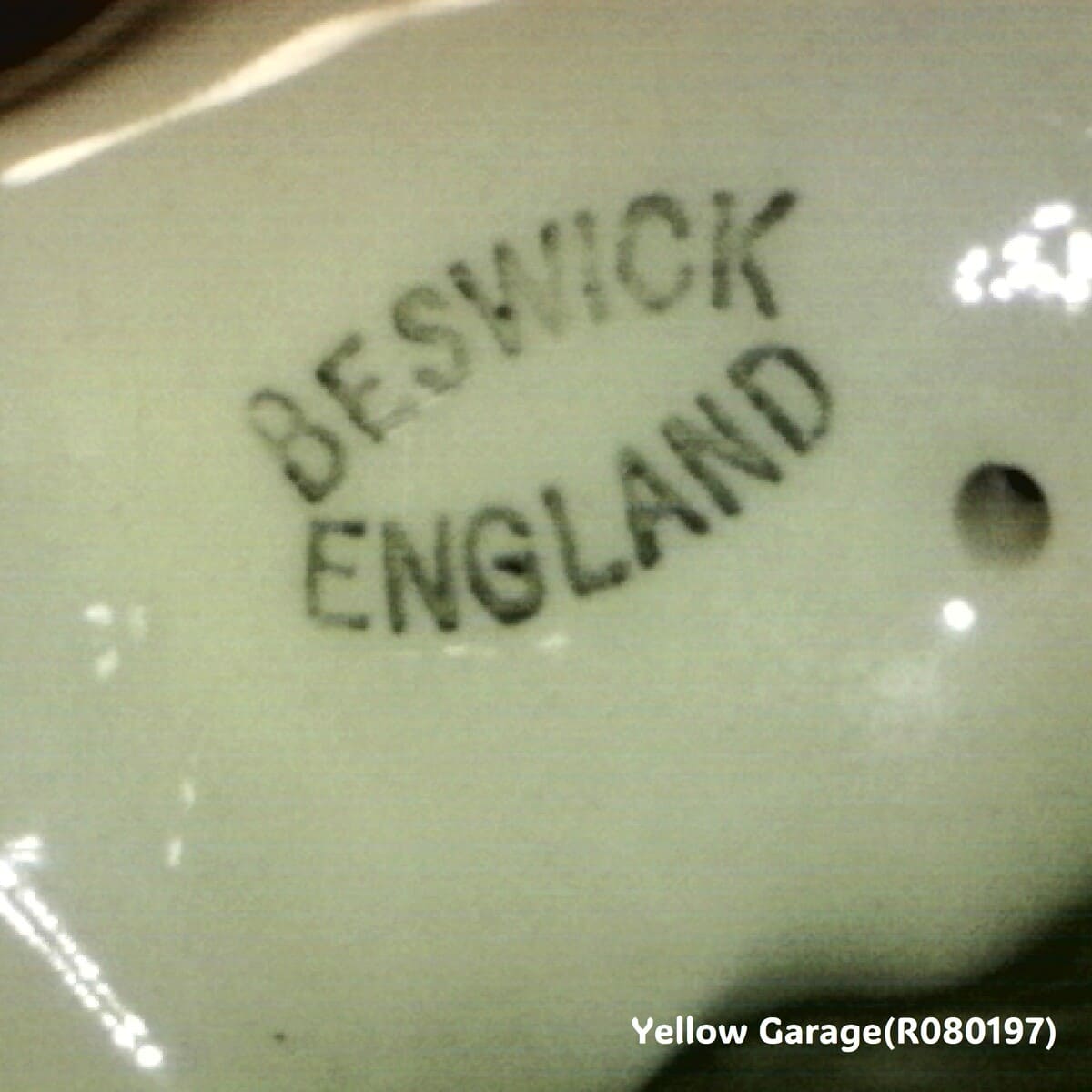 イギリスの名陶ブランド「BESWICK（ベスウィック）」製の陶器置物＿おなか文字