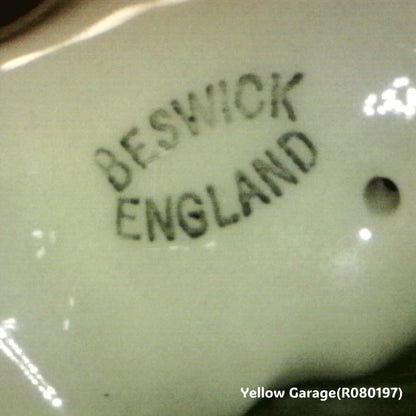 イギリスの名陶ブランド「BESWICK（ベスウィック）」製の陶器置物＿おなか文字