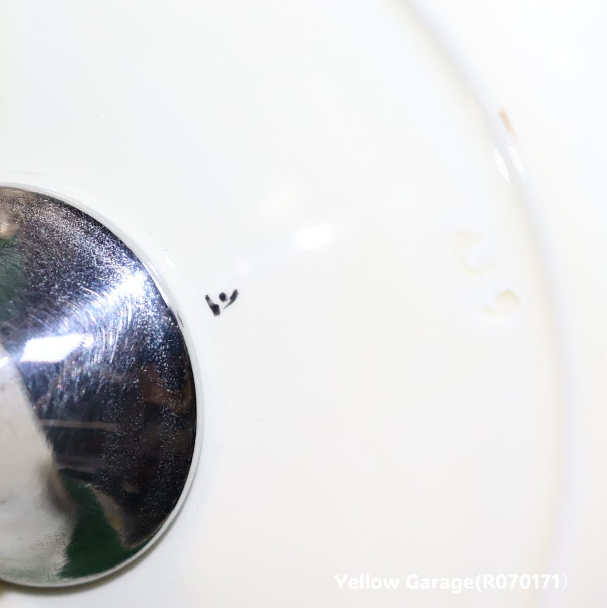 ヨーロッパで作られた陶器製プレートと金属脚を組み合わせたアンティークのケーキスタンド＿裏マーク