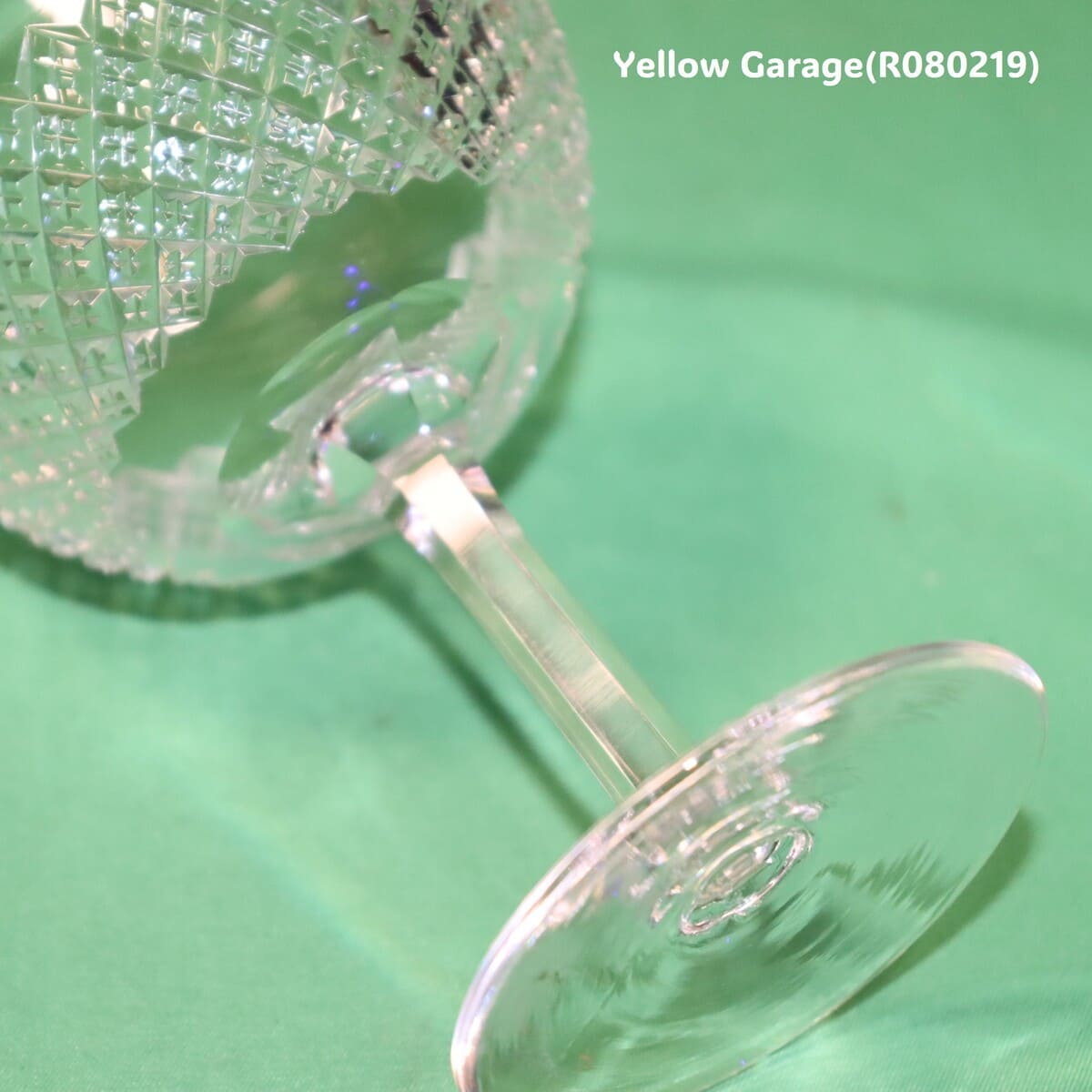 エドワーディアン様式（20世紀初頭）の影響を色濃く感じさせるアンティークのカットガラス製シャンパンクープ（ソーサー型グラス）＿アップ左上底