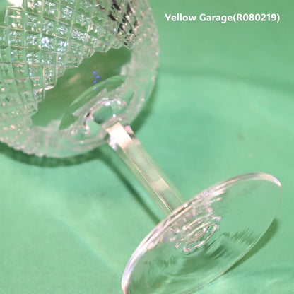 エドワーディアン様式（20世紀初頭）の影響を色濃く感じさせるアンティークのカットガラス製シャンパンクープ（ソーサー型グラス）＿アップ左上底