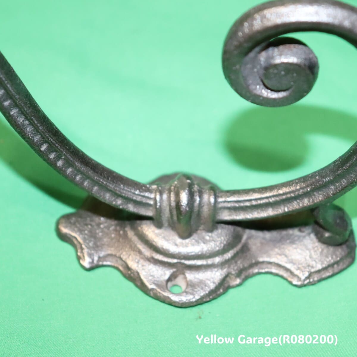 19世紀末から20世紀初頭にかけてヨーロッパの家庭玄関で実際に使われていたアンティークの壁付けフック_取り付け部アップ