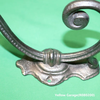 19世紀末から20世紀初頭にかけてヨーロッパの家庭玄関で実際に使われていたアンティークの壁付けフック_取り付け部アップ