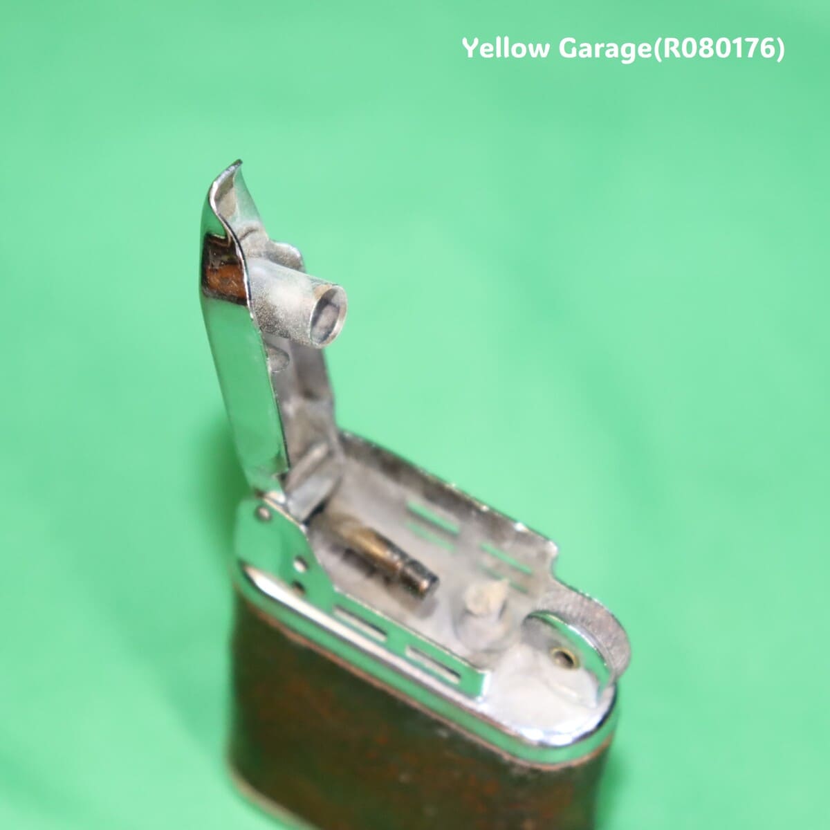 アメリカ製のヴィンテージ・オイルライター「BEATTIE JET LIGHTER＿蓋開き左上