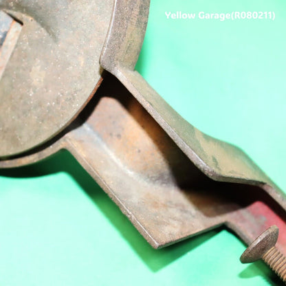 鋳鉄製の重厚な本体に手廻しハンドルとテーブル固定用クランプを備えたアンティークのグリーンビーンカッター（野菜裁断機）＿クランプアップ