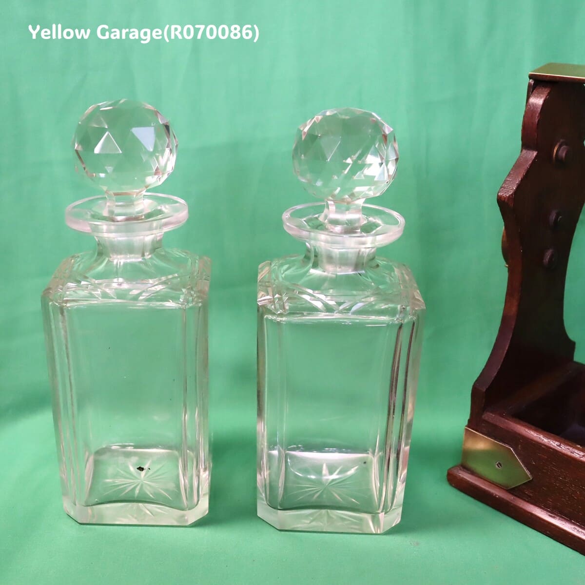 ロック付きアンティークデキャンタ・キャディ・グラス２個