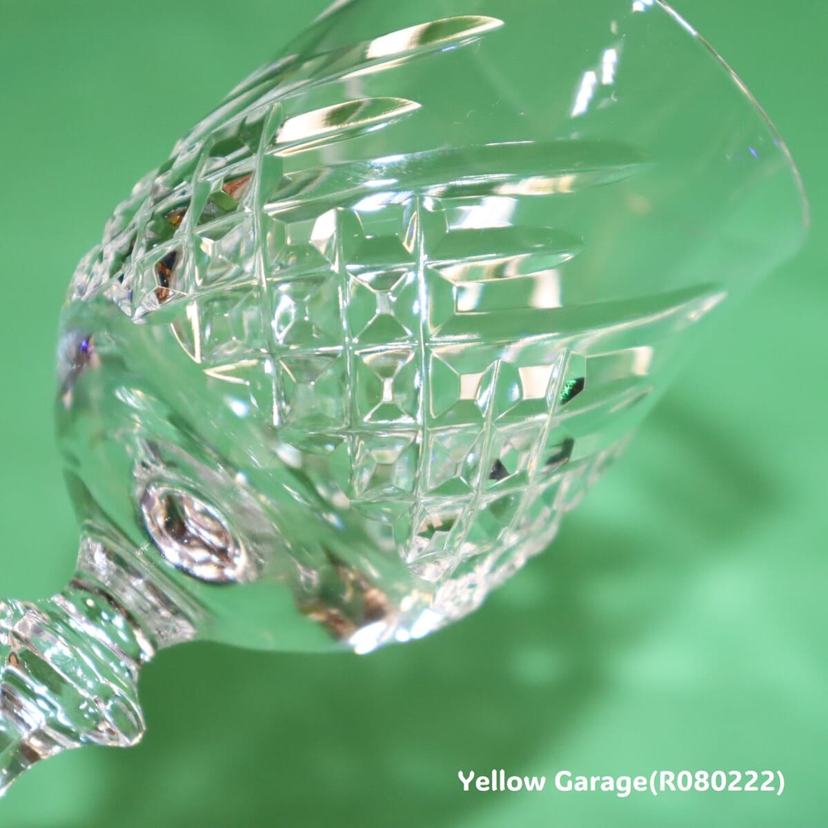 美しいカットが施されたアンティークのクリスタルワイングラス＿アップ右上下から