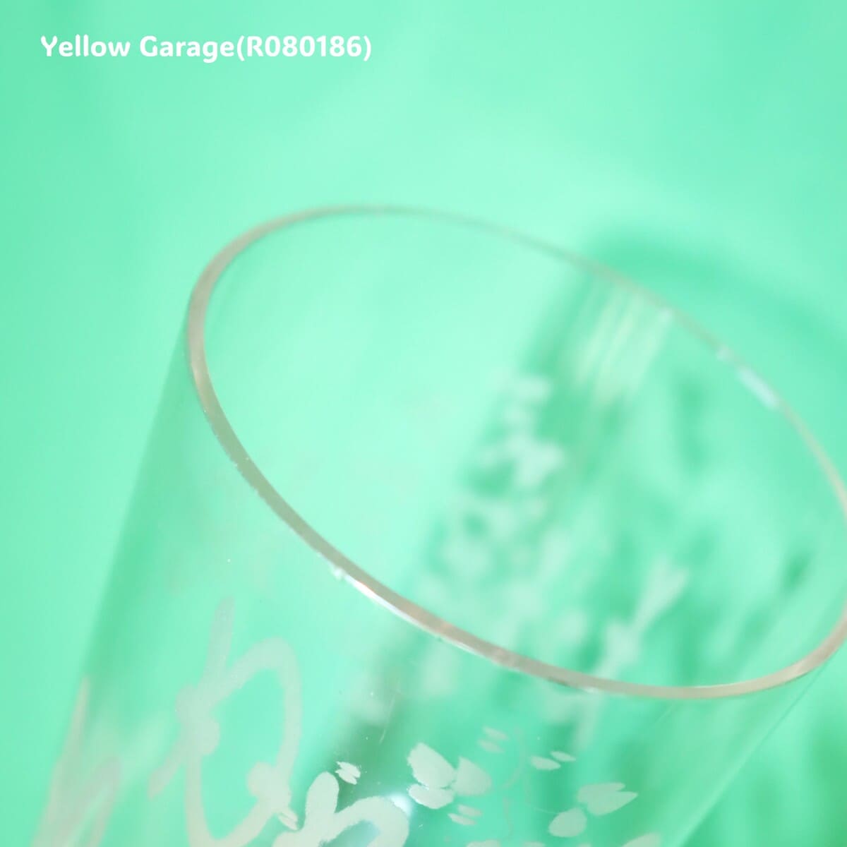 側面に “DEAR MOTHER”反対側に “LIZZIE” の文字がエッチングされたアンティークグラス_口アップアップ