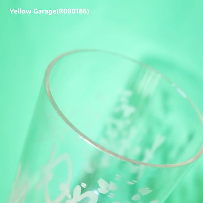 側面に “DEAR MOTHER”反対側に “LIZZIE” の文字がエッチングされたアンティークグラス_口アップアップ