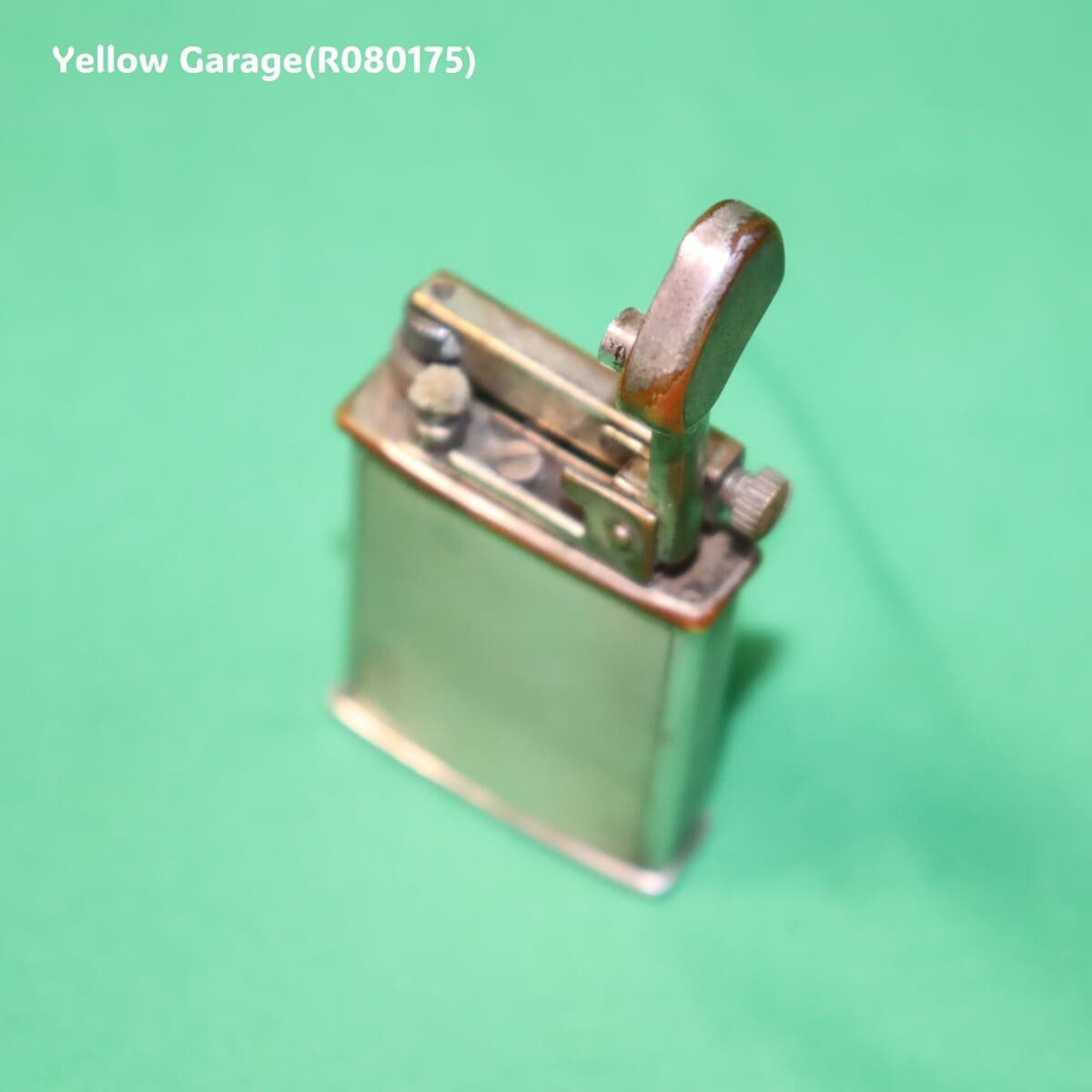 イギリス製のビンテージオイルライター＿フタ裏から
