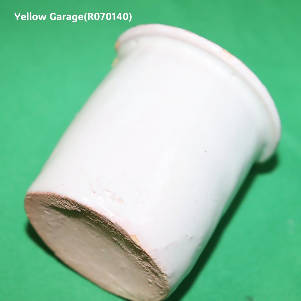 この小さな白釉の陶器容器は、手づくりならではの柔らかなゆらぎと経年による風合いが魅力のアンティークアイテムです_底左下大