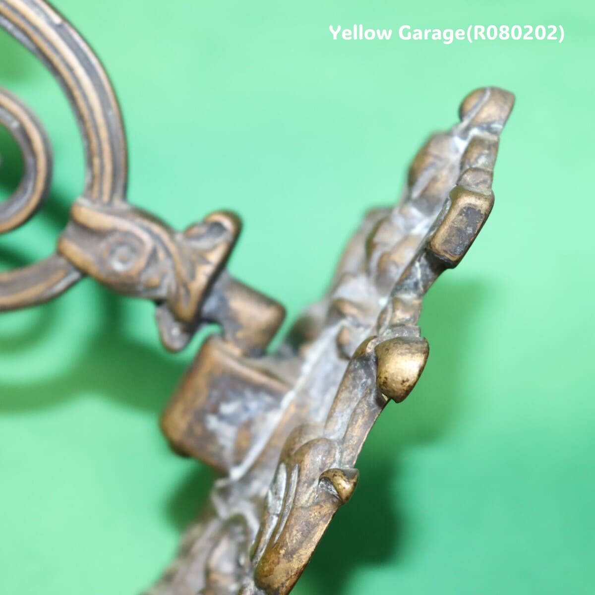 19世紀末から20世紀初頭にかけてヨーロッパ（おそらくフランスまたはイギリス）で製造されたと考えられるキャンドルスタンド＿回転部横から