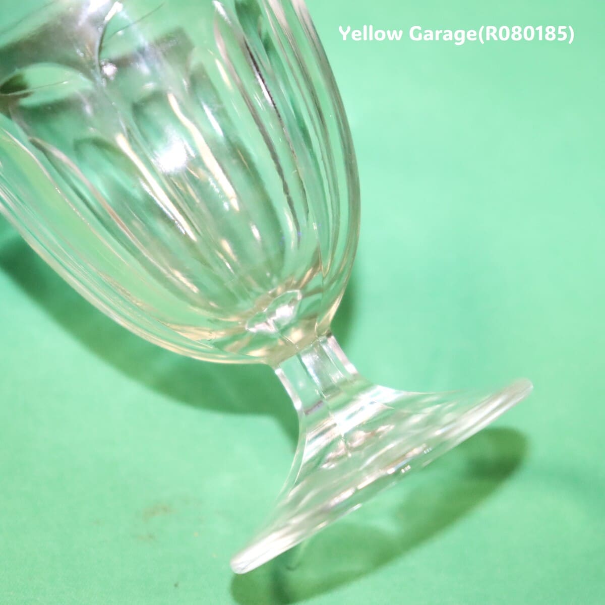 フランスの老舗ガラスメーカー「リュミナルク」によるクラシカルなデザインのワイングラス6客セット_斜め底アップ