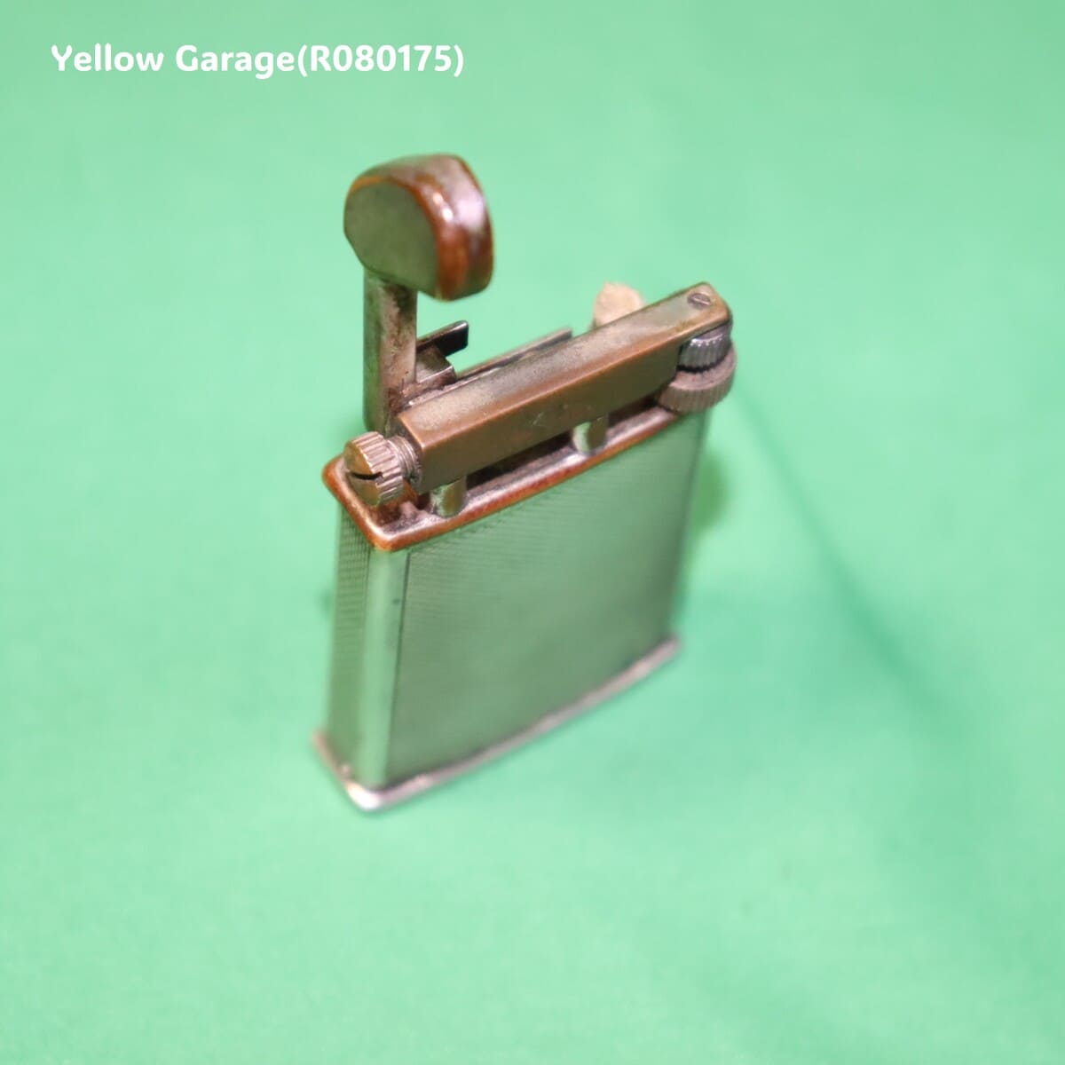 イギリス製のビンテージオイルライター＿ふた裏から右上
