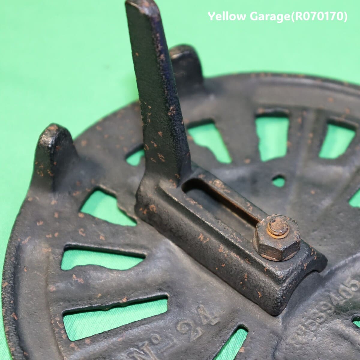 19世紀末から20世紀初頭のヨーロッパで使用されていたと考えられる鋳鉄製の暖炉アクセサリー＿センターぼるとアップ