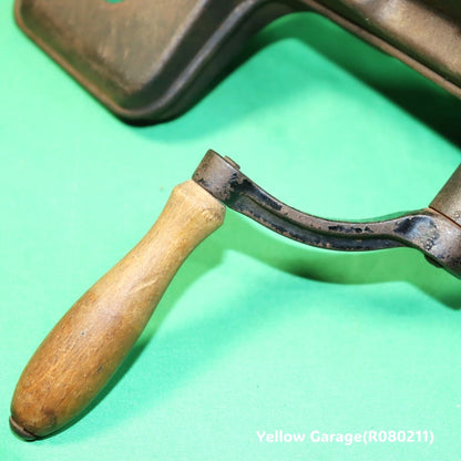 鋳鉄製の重厚な本体に手廻しハンドルとテーブル固定用クランプを備えたアンティークのグリーンビーンカッター（野菜裁断機）＿ハンドルアップ