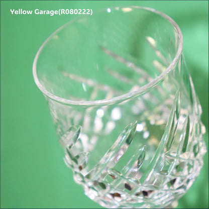 美しいカットが施されたアンティークのクリスタルワイングラス＿アップ左上から